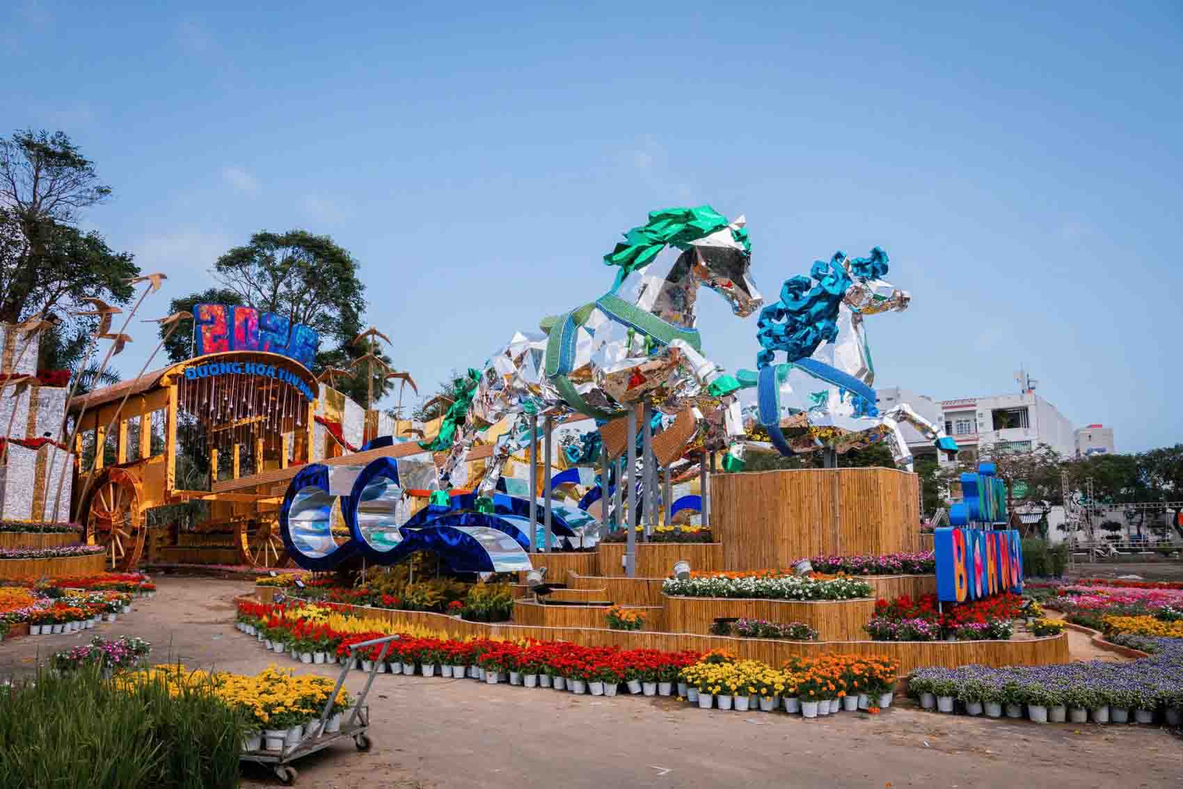 Linh vật Song mã tương phùng.