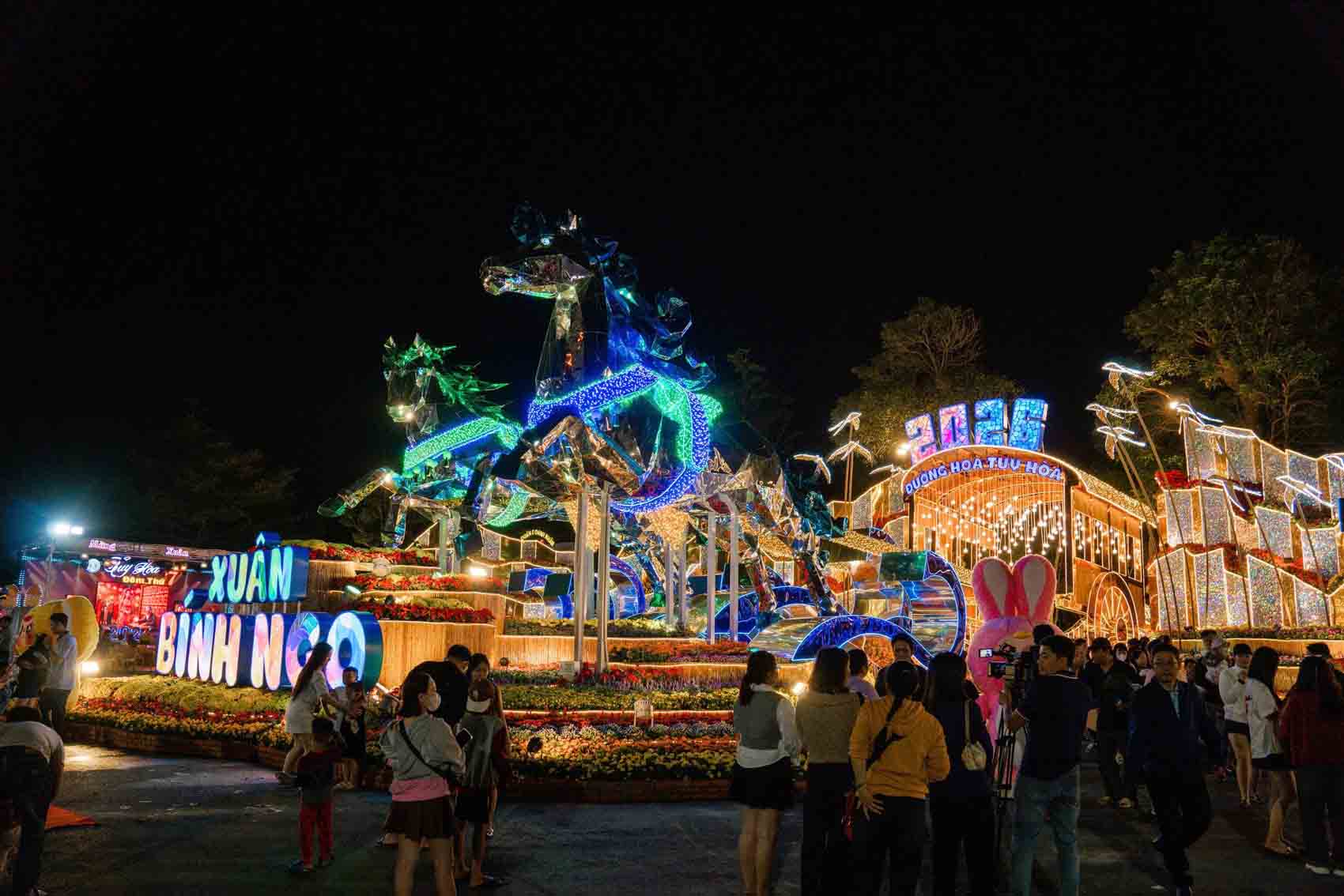 Đường hoa xuân Tuy Hòa năm nay là điểm đến check-in rực rỡ sắc màu.