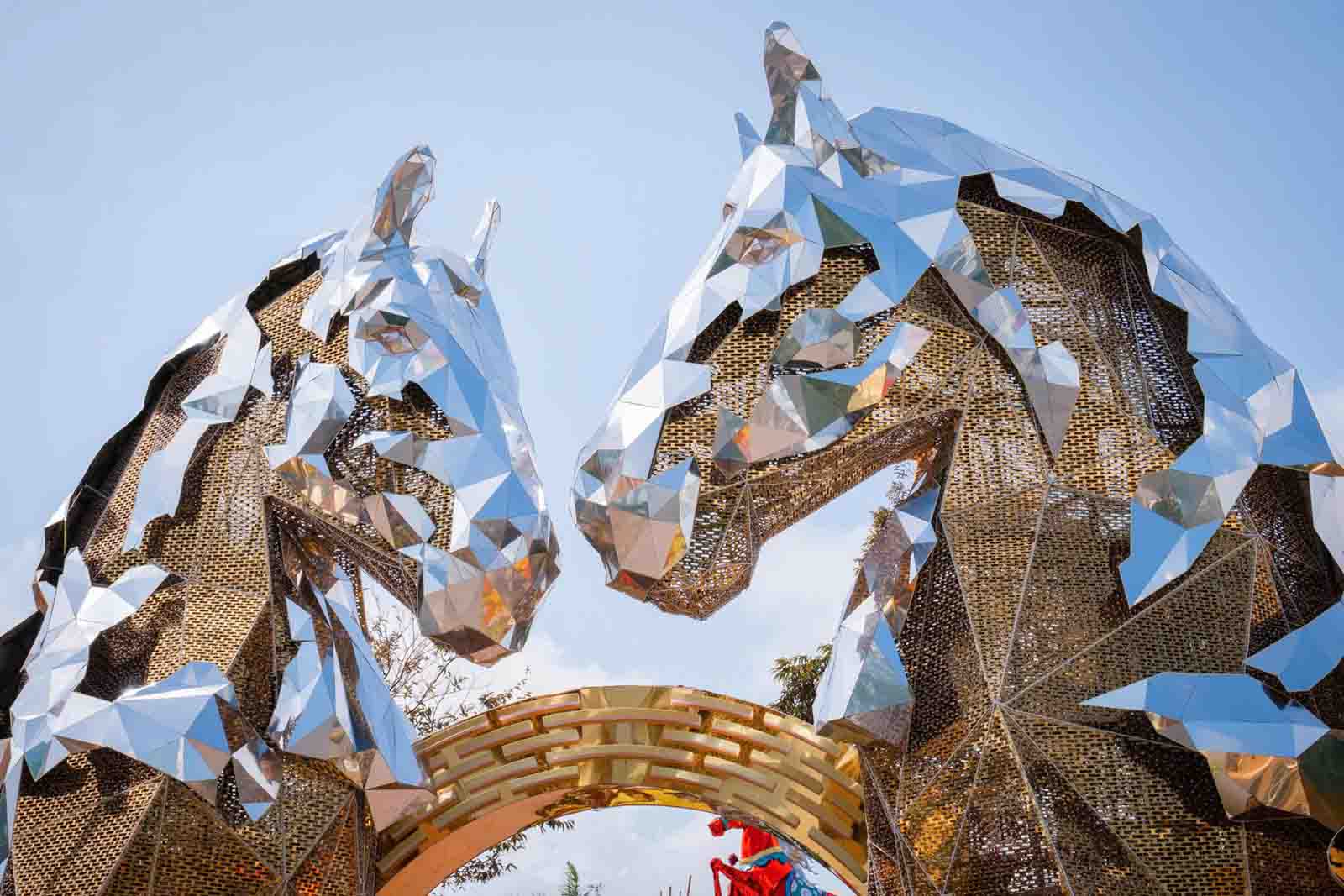 Đôi ngựa sừng sững tại cổng đại lộ Hùng Vương.