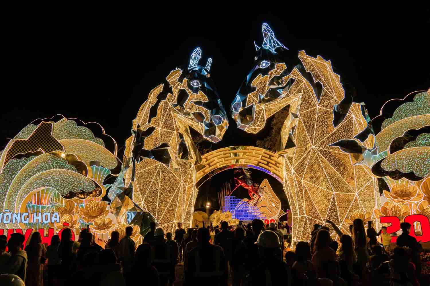 Không gian thưởng lãm rực rỡ ở đường hoa xuân Tuy Hòa.