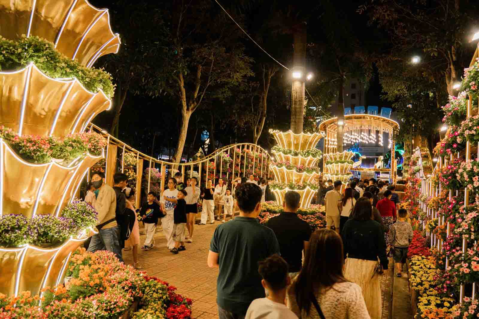 Người dân nô nức kéo tới vui chơi, chụp ảnh.