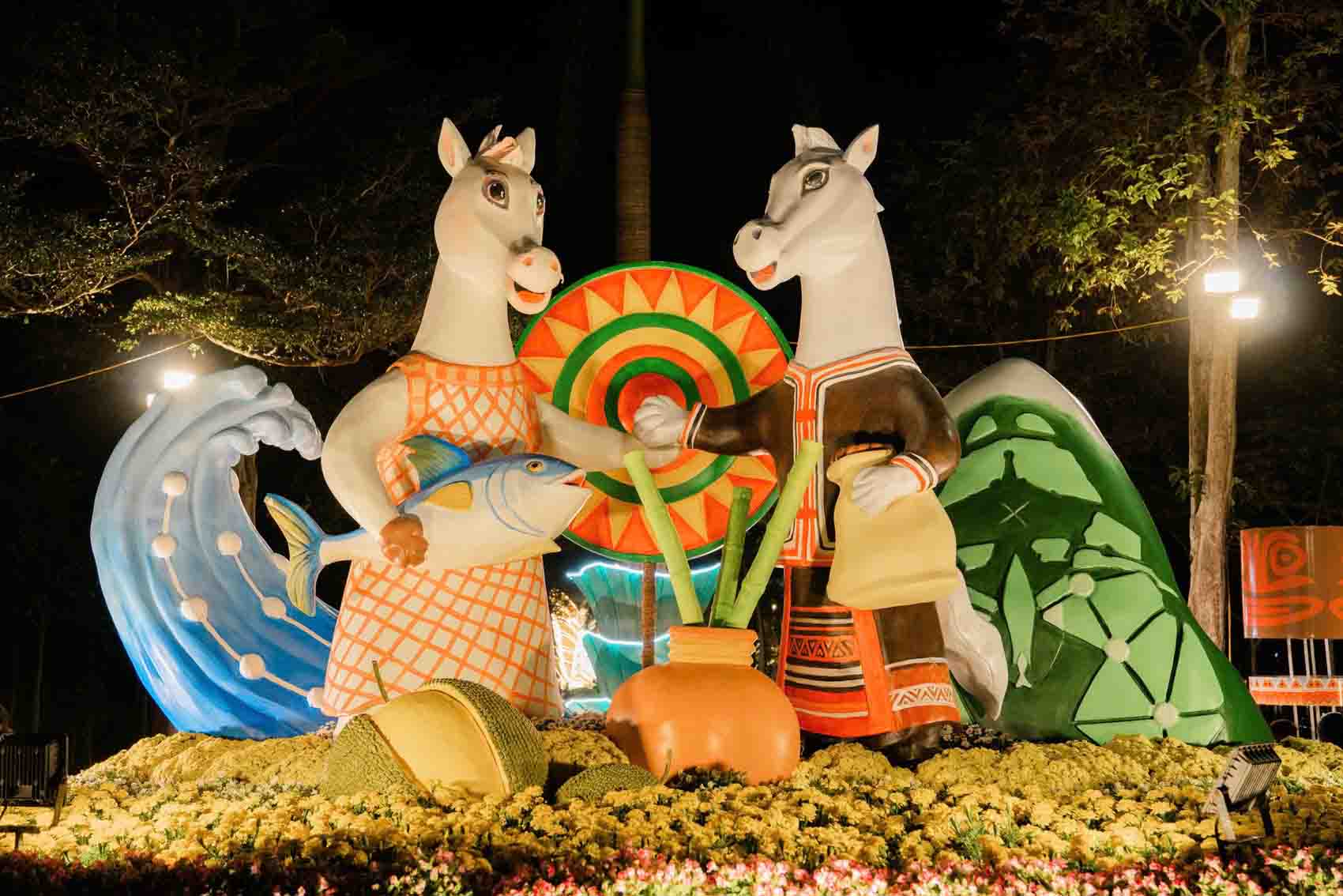 Hình ảnh linh vật ngựa ôm cá ngừ đại dương sánh đôi cùng linh vật ngựa mang gùi đặc sản cao nguyên.