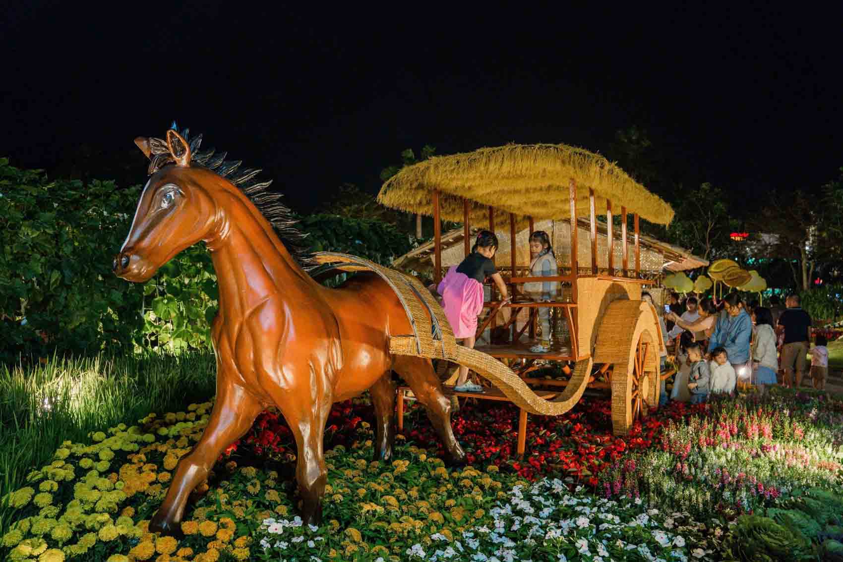 Chú ngựa kéo xe gỗ.