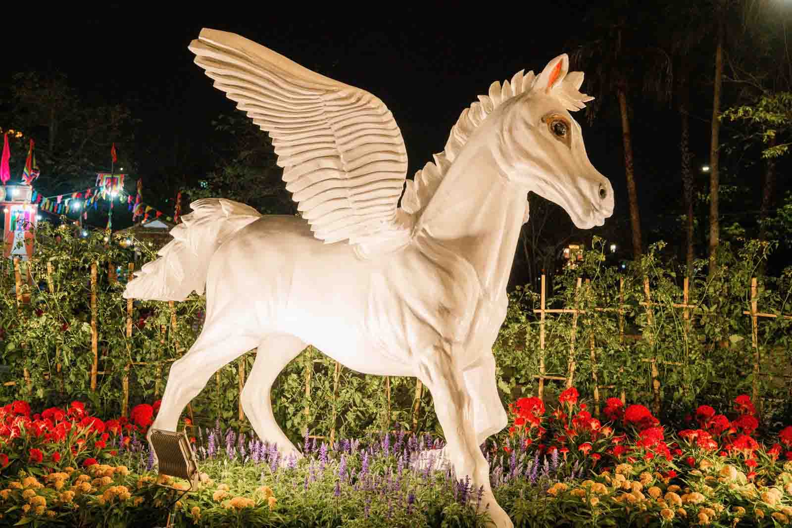 Ngựa trắng với đôi cánh sải rộng.