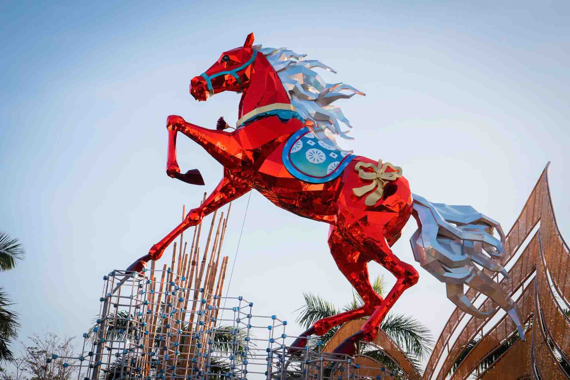 Linh vật Xích mã Thăng Long.