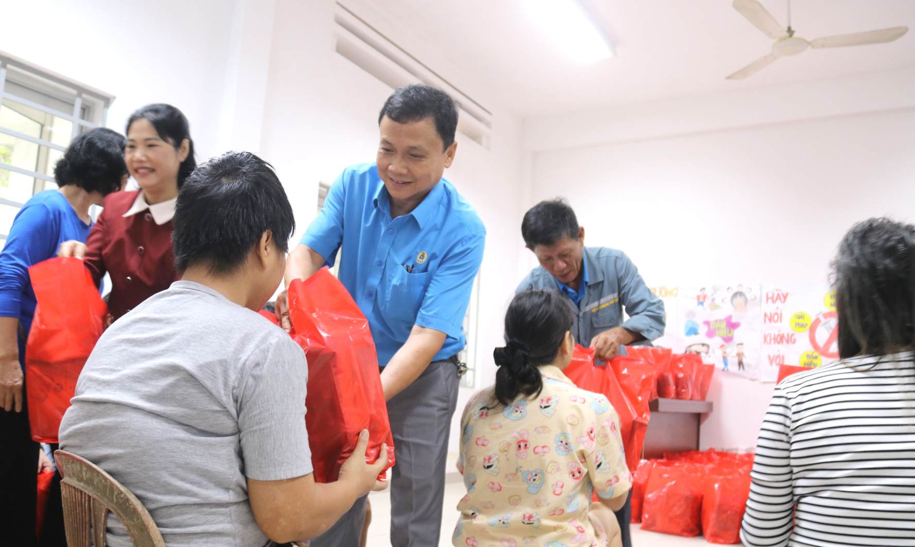 Những món quà Tết được trao cho bệnh nhân phải ở lại Bệnh viện chuyên khoa Tâm thần trong dịp Tết. Ảnh: Phương Linh