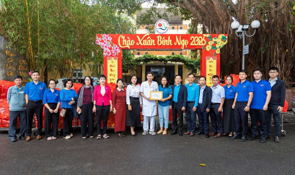 250 phần quà Tết được Quỹ XHTT Tấm lòng Vàng và các mạnh thường quân trao tại Bệnh viện Đa khoa Khánh Hòa. Ảnh: Phương Linh