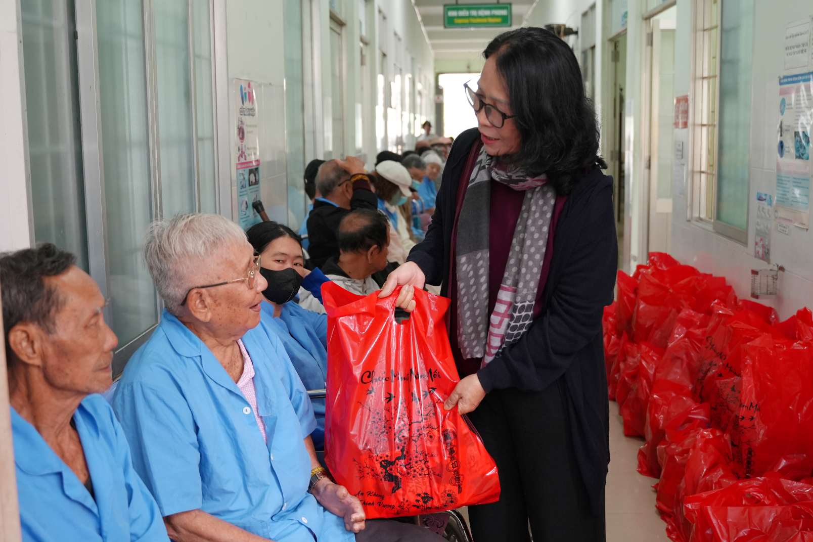 Niềm vui của bệnh nhân phong khi nhận món quà Tết sẻ chia từ các mạnh thường quân. Ảnh: Phương Linh