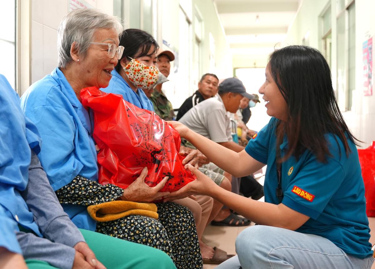 Tet gifts of gratitude from the Golden Heart Charity Fund and philanthropists are handed directly to leprosy patients in Khanh Hoa. Photo: Phuong Linh