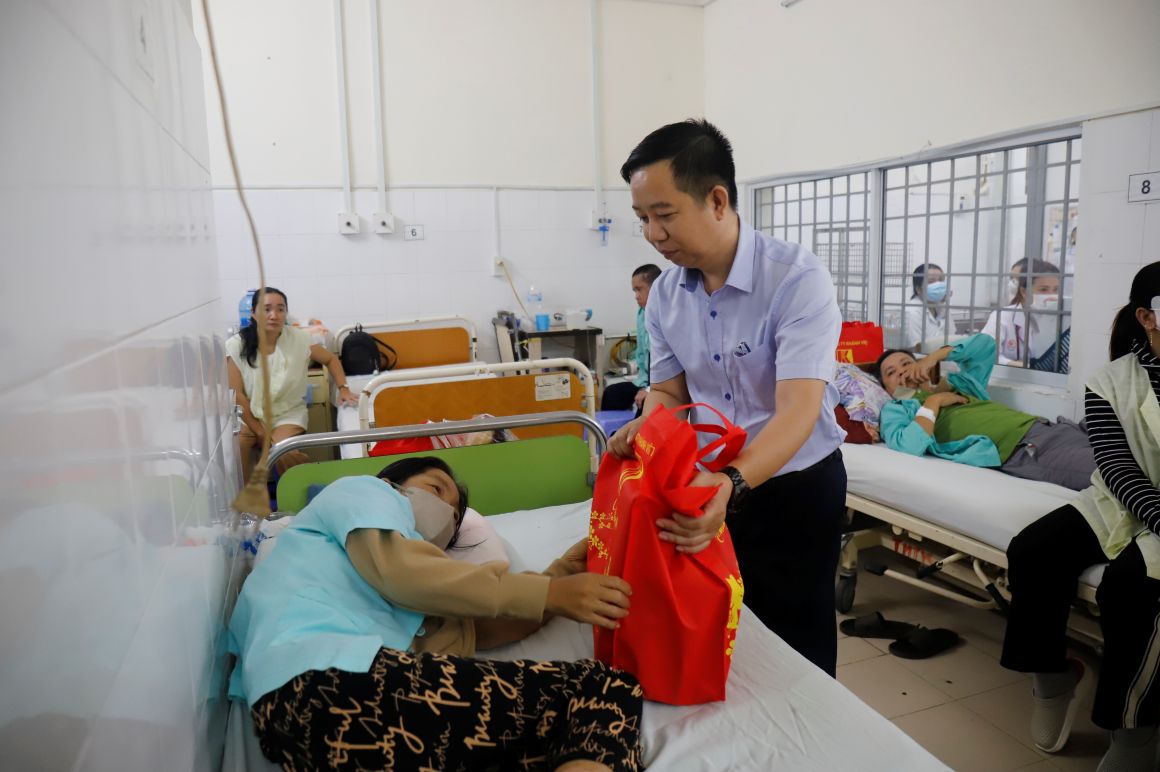 Đại diện đơn vị đồng hành trao món quà Tết ấm áp đến bệnh nhân khó khăn tại Bệnh viện Đa khoa Khánh Hòa. Ảnh: Hữu Long