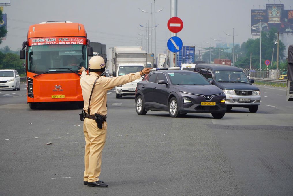 Lực lượng CSGT túc trực điều tiết giao thông giữa dòng xe ùn ứ kéo dài.