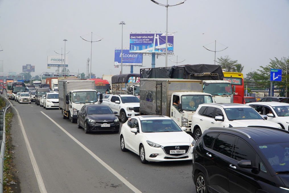 Phương tiện di chuyển chậm chạp, có thời điểm gần như đứng yên tại cửa ngõ phía Tây TPHCM.