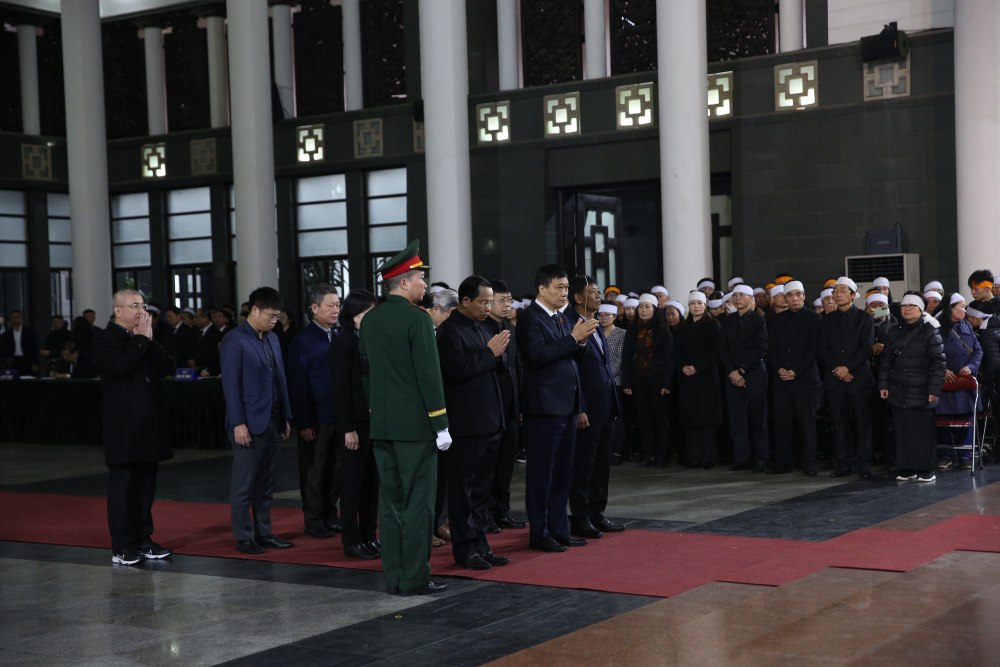 Đoàn Quốc hội do Phó Chủ tịch Quốc hội Vũ Hồng Thanh làm trưởng đoàn viếng đồng chí Đoàn Duy Thành. Ảnh: Phạm Đông 