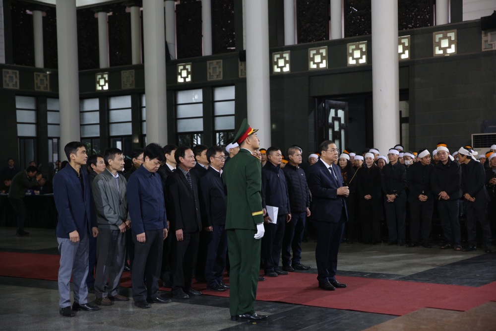 Đoàn Văn phòng Trung ương Đảng do Ủy viên Bộ Chính trị, Bí thư Trung ương Đảng, Chánh văn phòng Trung ương Đảng Phạm Gia Túc làm trưởng đoàn viếng đồng chí Đoàn Duy Thành. Ảnh: Phạm Đông
