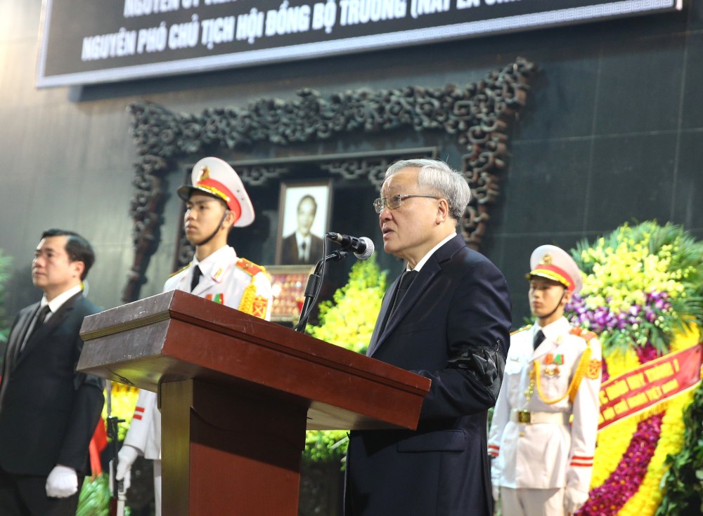Phó Thủ tướng Thường trực Chính phủ Nguyễn Hòa Bình, Trưởng Ban lễ tang, đọc lời điếu tại Lễ truy điệu đồng chí Đoàn Duy Thành - Ảnh: VGP/Nguyễn Hoàng  