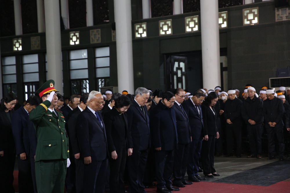 Đoàn đại biểu Ban Chấp hành Trung ương Đảng do Ủy viên Bộ Chính trị khóa XIII, Thủ tướng Chính phủ Phạm Minh Chính làm trưởng đoàn vào viếng. Tổng Bí thư Tô Lâm; Ủy viên Bộ Chính trị, Chủ tịch Quốc hội Trần Thanh Mẫn và Ủy viên Bộ Chính trị, Thường trực Ban Bí thư Trần Cẩm Tú gửi vòng hoa kính viếng. Ảnh: Phạm Đông