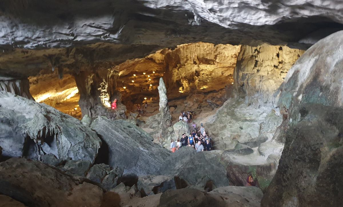 Du khách tham quan hang động vịnh Hạ Long, tỉnh Quảng Ninh. Ảnh: Nguyễn Hùng