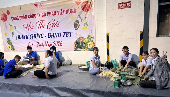 Workers of Viet Hung Joint Stock Company participate in the Chung cake wrapping contest organized by the Trade Union. Photo: Grassroots Trade Union
