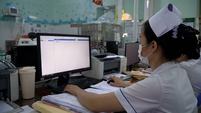 Medical staff at Children's Hospital 2 in Ho Chi Minh City prepare discharge documents for eligible pediatric patients. Photo: Nguyen Ly