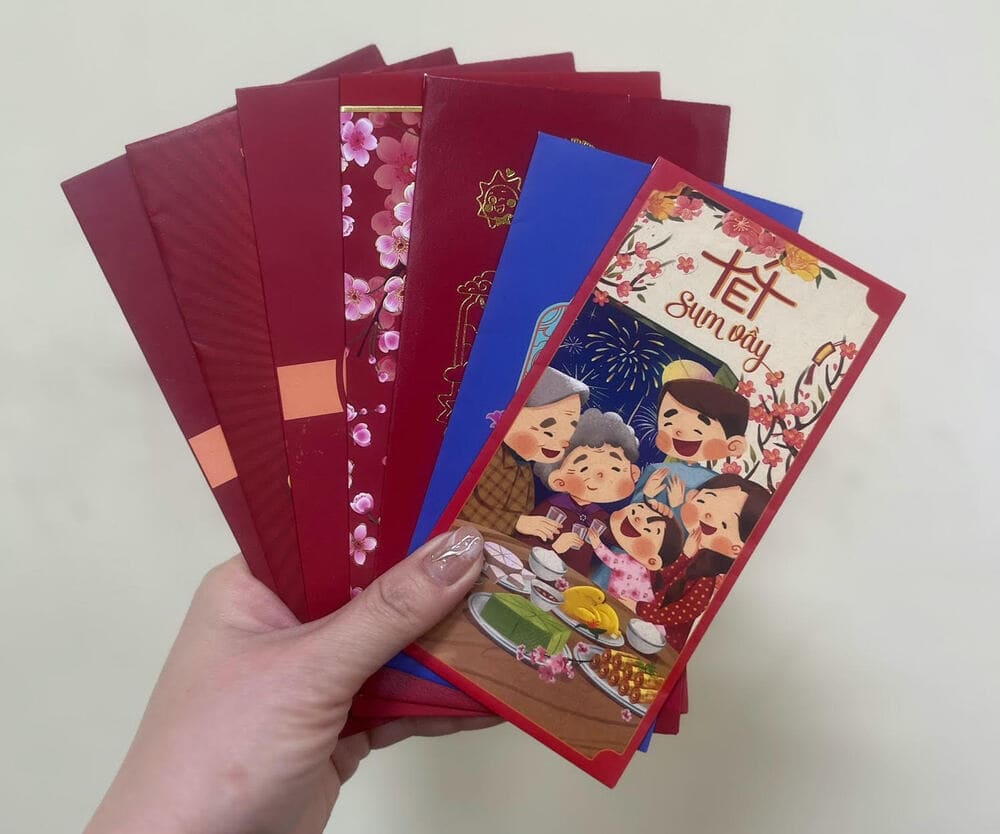 Choosing Tet lucky money envelope colors will bring good luck at the beginning of the new year. Photo: Mai Chau