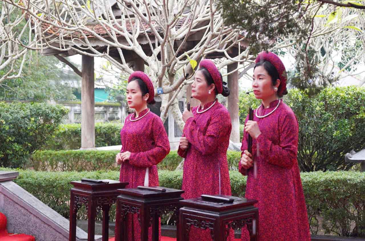 Để các nghệ nhân, ca nương sống được với đam mê ca trù rất cần sự quan tâm, hỗ trợ từ các cấp, các ngành. Ảnh: Trần Tuấn.