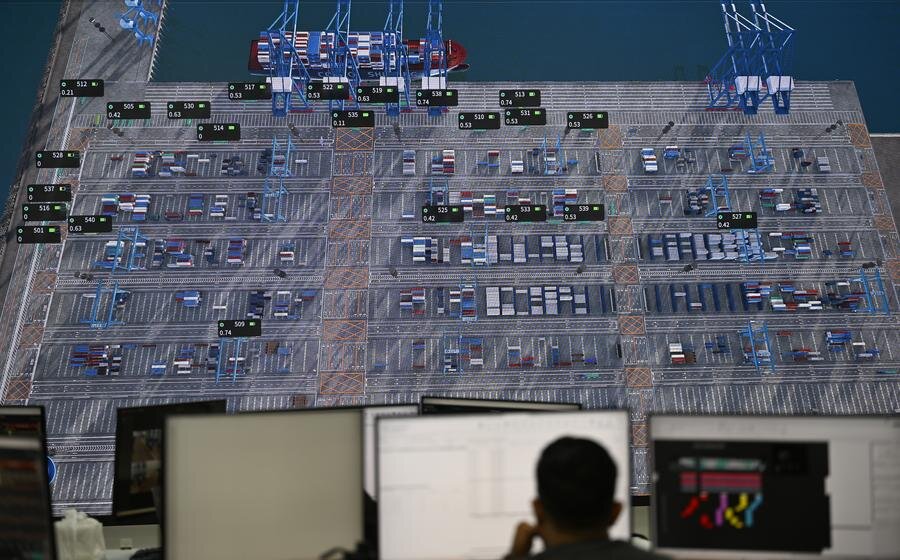 Một nhân viên giám sát quá trình vận hành tại trung tâm điều hành của siêu cảng Chancay (Peru) vào ngày 16.5.2025. Ảnh: Xinhua