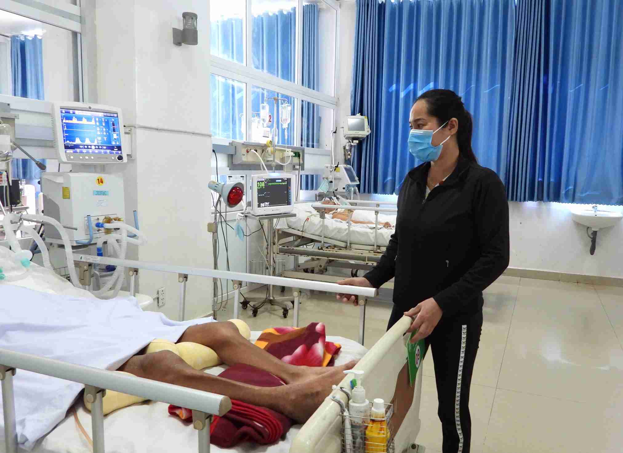 Chị Vũ Thị Loan đã có hơn 3 tháng chăm sóc bố ở viện. Ảnh: Bảo Trung