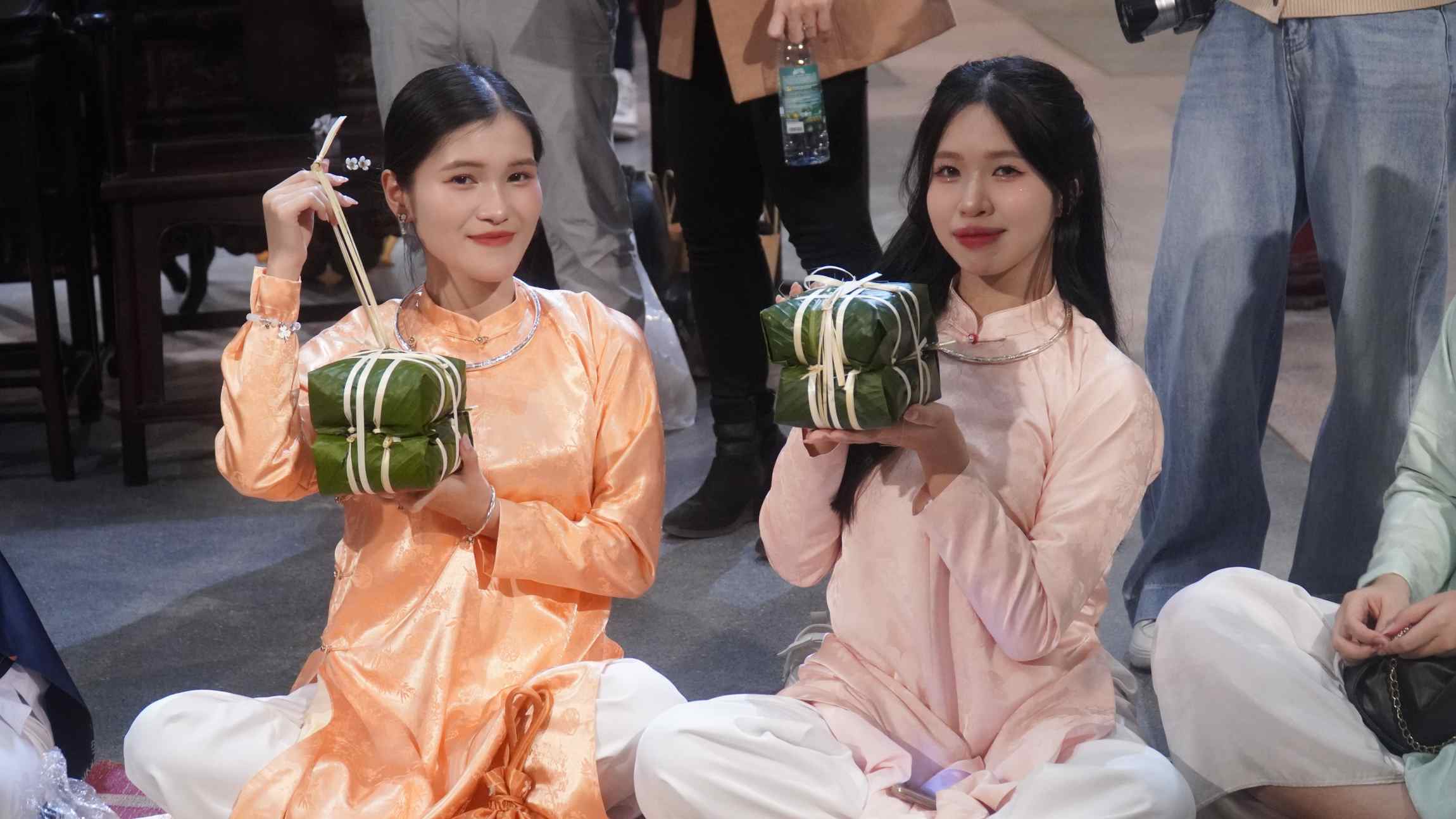 Bạn Khánh Huyền và Hương Giang cảm thấy rất vui và tự hòa khi được tự làm những chiếc chưng và quây quần bên nhau gói trọn hương vị mùa xuân. Ảnh: Minh Vũ