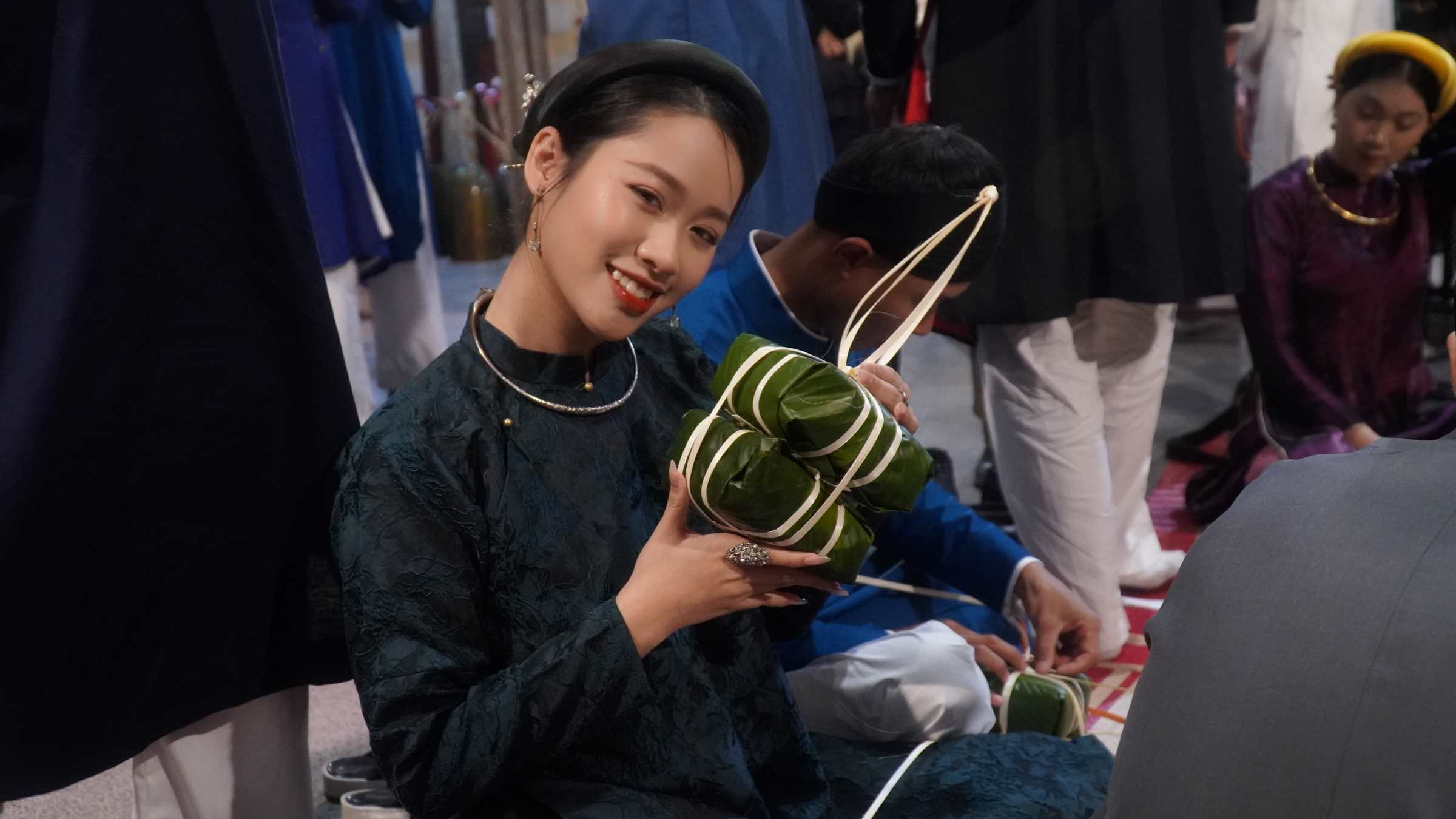 Bạn Bảo Trang thích thú chia sẻ chiếc bánh chưng tự tay làm. Ảnh: Minh Vũ