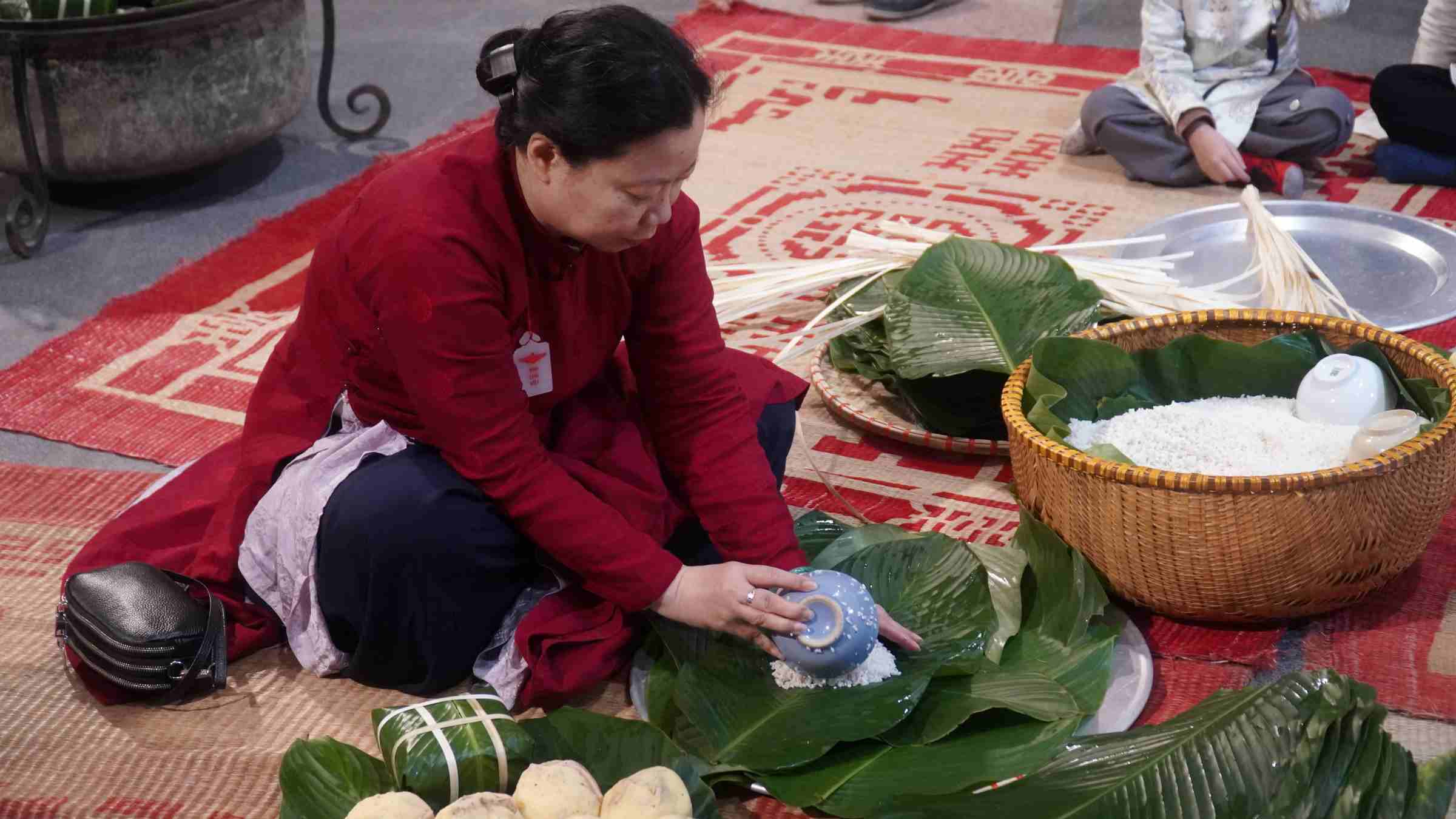 Cô Mai Thơ hướng dẫn mọi người làm bánh chưng chuẩn. Ảnh: Minh Vũ