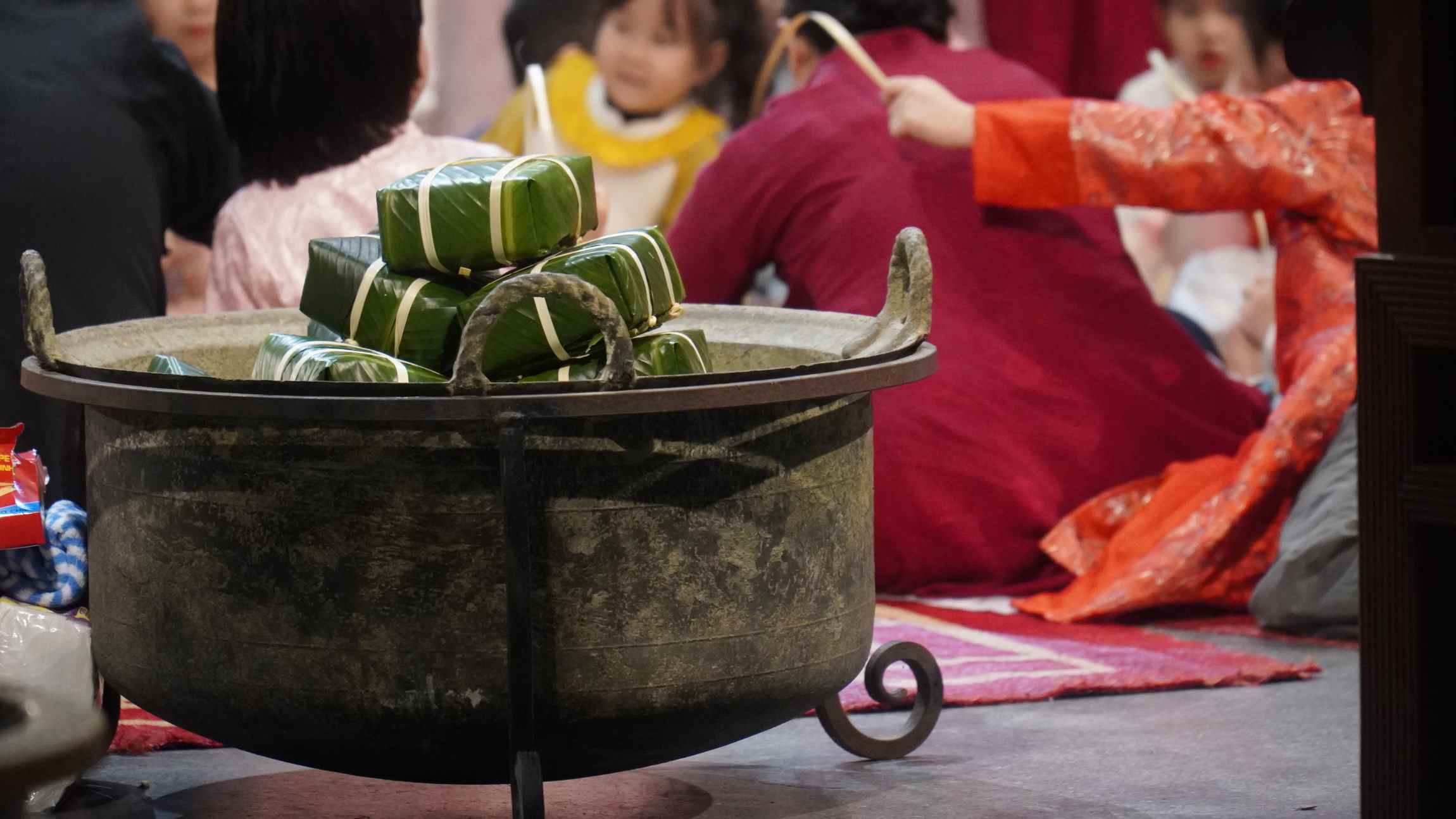 Những chiếc bánh chưng vuông vắn, được buộc lạt chắc tay, xếp ngay ngắn bên nồi lớn, đã sẵn sàng bước vào công đoạn luộc. Ảnh: Minh Vũ