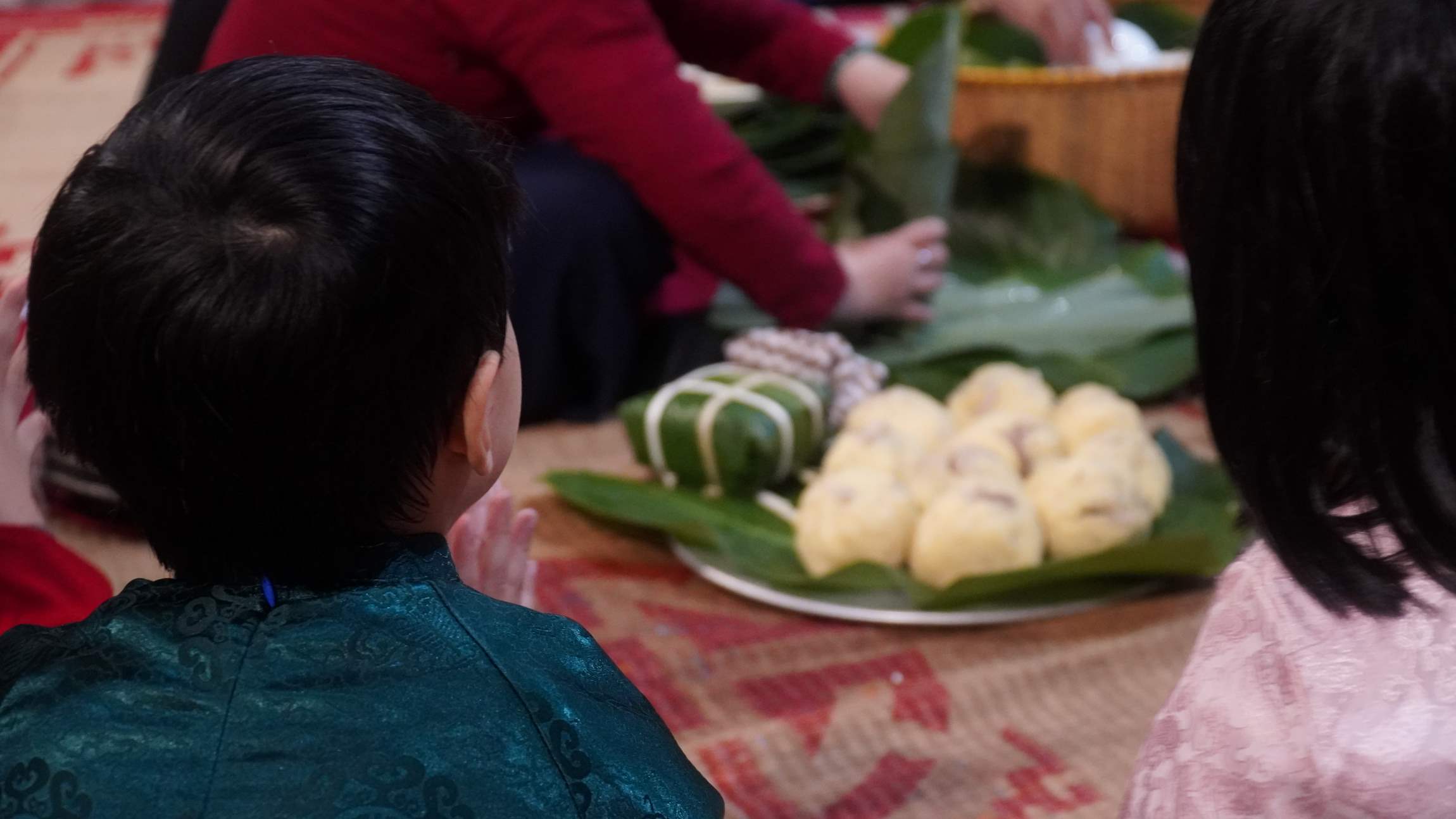 Các em nhỏ chăm chú xem gói bánh chưng. Ảnh: Minh Vũ