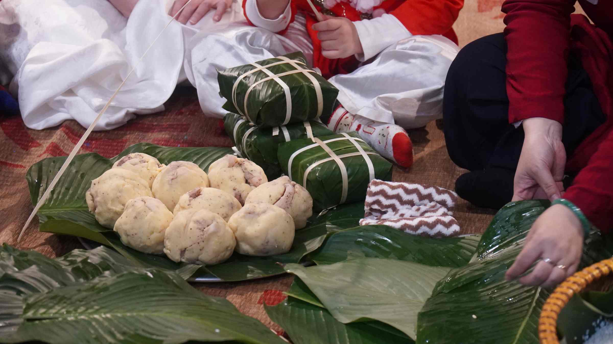 Tết bắt đầu từ những chiếc bánh chưng xanh. Ảnh: Minh Vũ