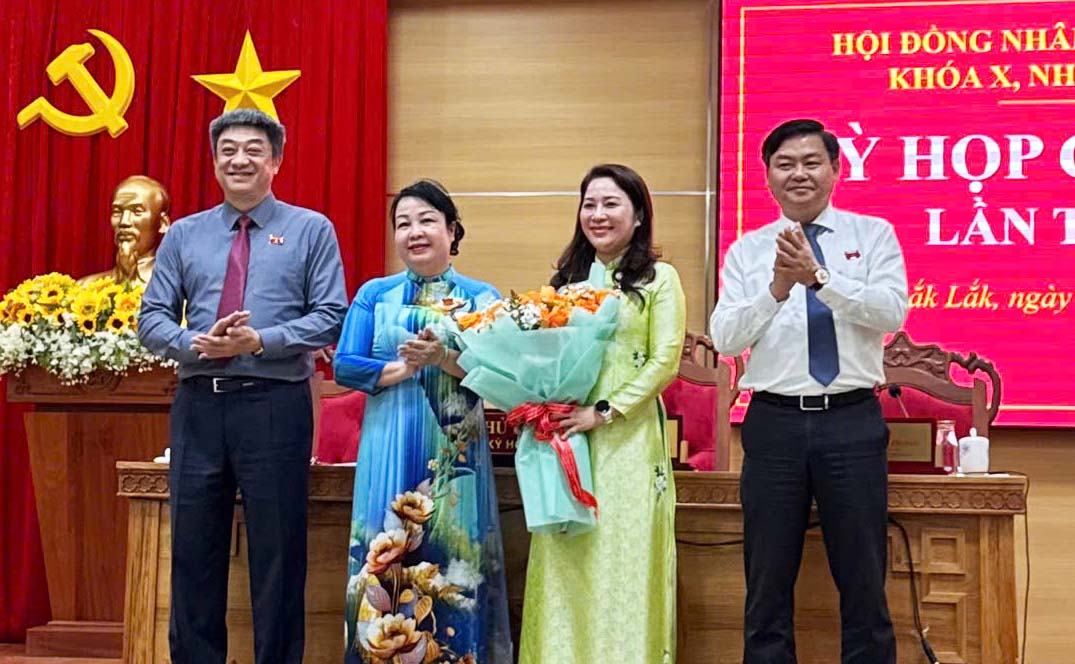 Chairman and Vice Chairmen of Dak Lak Provincial People's Council present flowers to congratulate Ms. Phuc Binh Nie Kdam. Photo: Bao Lam