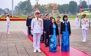 Delegation of the Vietnam General Confederation of Labour visits President Ho Chi Minh Mausoleum