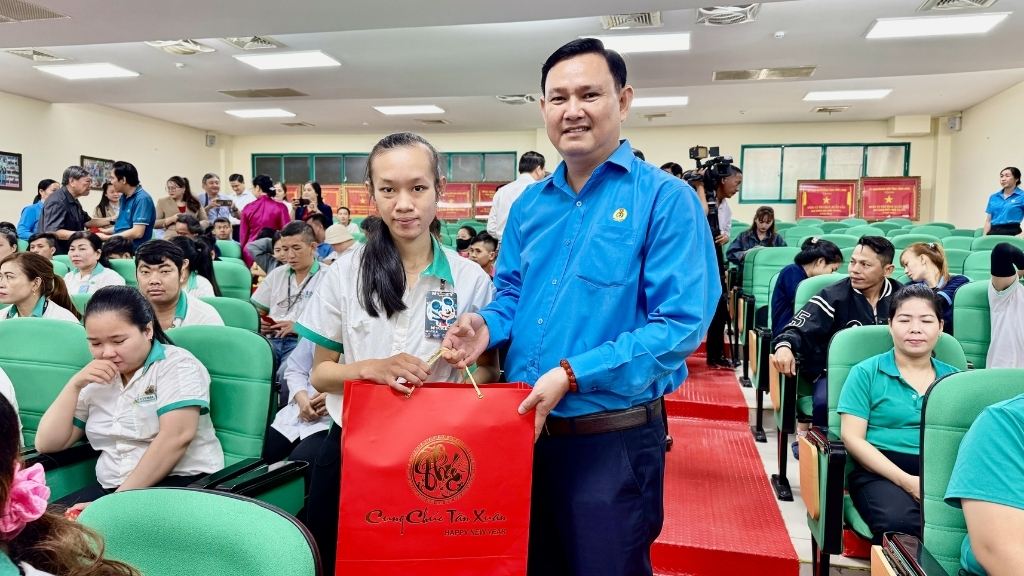 Ông Nguyễn Phú Linh – Ủy viên Ban Chấp hành Tổng Liên đoàn Lao động Việt Nam, Tỉnh ủy viên, Phó Chủ tịch Ủy ban MTTQ Việt Nam tỉnh, Chủ tịch Liên đoàn Lao động tỉnh Vĩnh Long – trao quà Tết cho công nhân có hoàn cảnh khó khăn tại chương trình. Ảnh: Hoàng Lộc