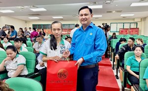 Giving 150 Tet gifts to workers in Hoa Phu Industrial Park in Vinh Long