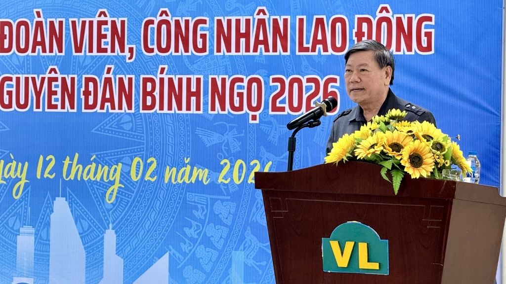 Ông Trần Văn Rón phát biểu động viên công nhân, ghi nhận nỗ lực của Công đoàn và doanh nghiệp trong chăm lo đời sống người lao động dịp Tết. Ảnh: Hoàng Lộc