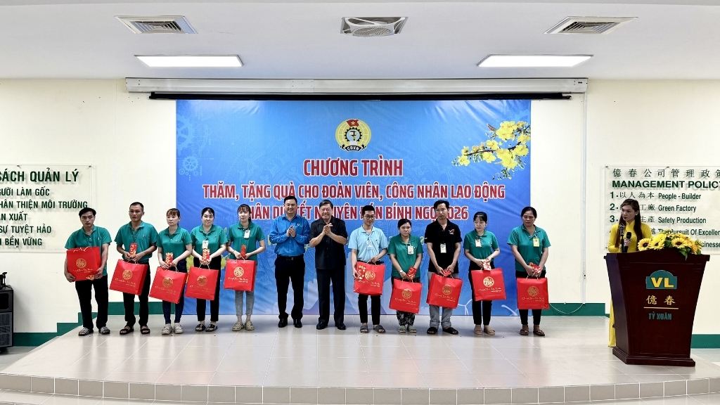 Mr. Tran Van Ron presents Tet gifts to workers in difficult circumstances at Hoa Phu Industrial Park (Phu Quoi commune). Photo: Hoang Loc
