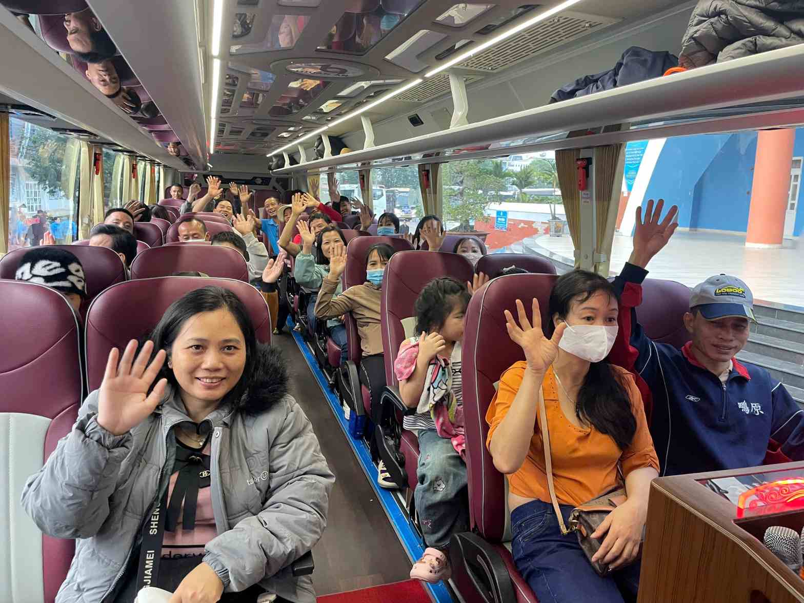 Trade Union bus takes workers in the northern area of Ho Chi Minh City back to their hometowns for Tet. Photo: Dinh Trong