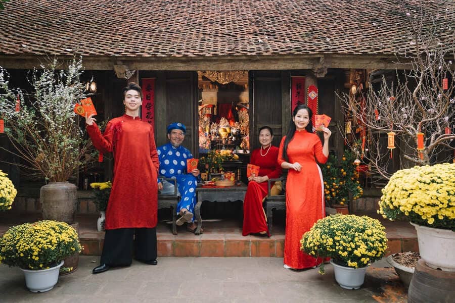 MV “Tết bình an bên nhau” do đạo diễn Nhật Giang thực hiện, như một chuỗi lát cắt ký ức ngày Tết, với sự tham gia của các diễn viên Nguyễn Hải, Loan Nguyễn...