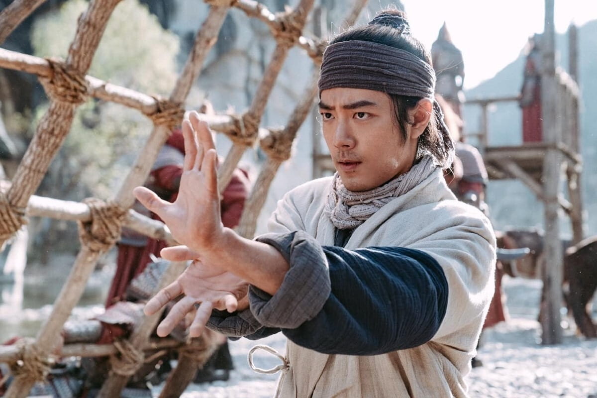 Tạo hình Quách Tĩnh của Tiêu Chiến trong phim “Anh hùng xạ điêu: Hiệp chi đại giả“. Ảnh ĐPCC