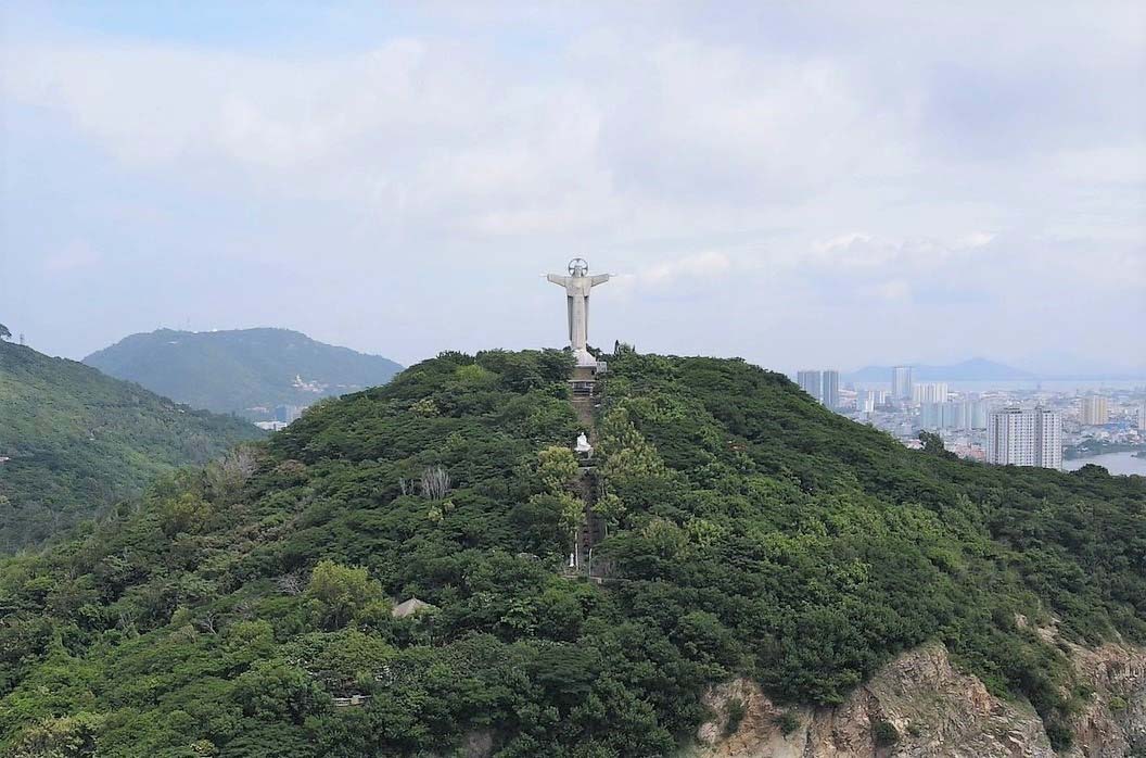 Tượng Chúa Kitô trên đỉnh núi Nhỏ. 