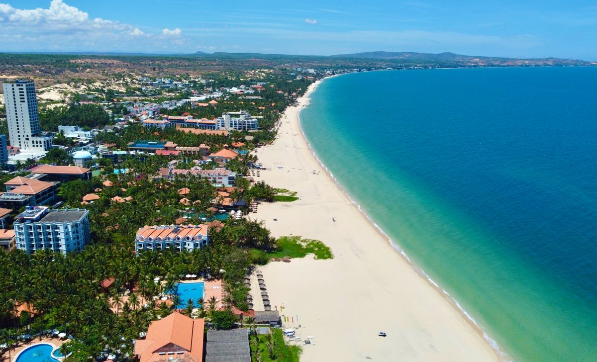 Các khu nghỉ dưỡng san sát ven biển Mũi Né. Ảnh: Duy Tuấn