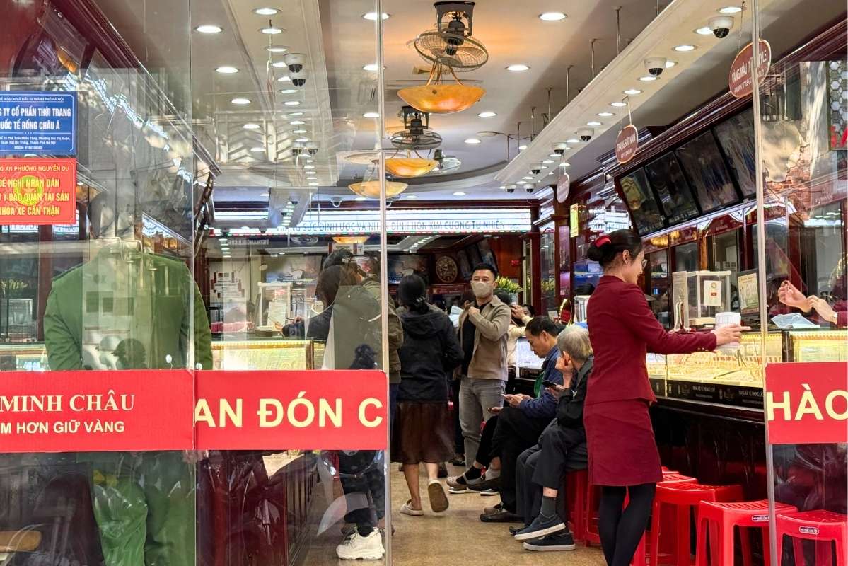 Ngày 12.2, tại một số cửa hàng vàng, người dân vẫn đến tìm mua vàng nhẫn nhưng lượng khách đã thưa hơn so với trước. Ảnh: Phương Anh 