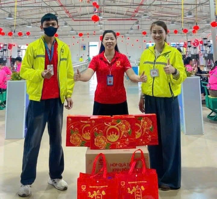 Workers are excited to receive gifts from the Trade Union during the Binh Ngo Lunar New Year. Photo: Nghe An Trade Union