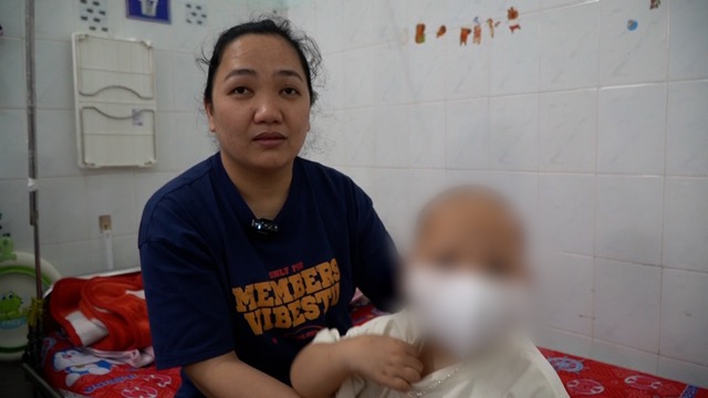 Many pediatric patients have to complete treatment, so they stay at the hospital to celebrate Tet. Photo: Nguyen Ly