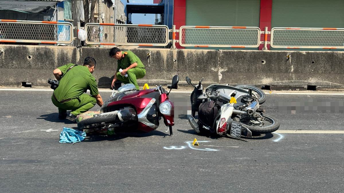 2 xe máy nằm giữa đường sau va chạm. Ảnh: Duy Tuấn 