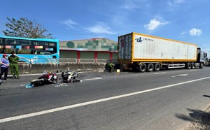 Collision of 2 motorbikes, 5-year-old child dies tragically under tractor-trailer wheels