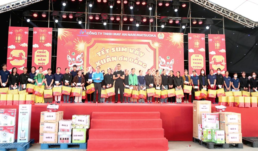 To take care of union members during Tet, the Nghe An Provincial Labor Federation has given gifts to 66 workers in difficult circumstances. Photo: Nghe An Trade Union